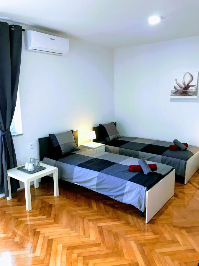 Center Park And Apartment *